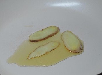 step1: 熱鍋後下麻油，關小火，爆香薑(火太大麻油易苦)