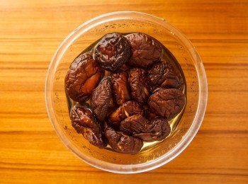 step2: 首先將乾香菇泡水後備用。