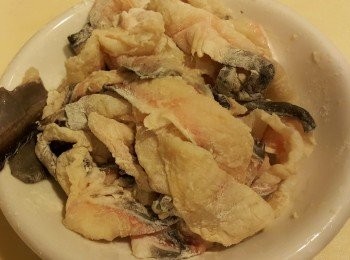 step1: 白鱔片印乾，每片沾上粟粉