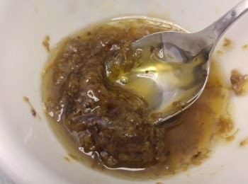 step4: 15分鐘後目測邊有沒有少許燶邊, 如有可攞出假如沒有可加5分鐘, 最後5分鐘攞出, 叉燒底面都需要搽上桂花醬。