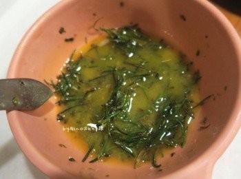 step4: 奶油融化.拌入迷迭香.及義大利香料.