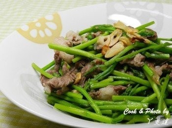 step5: 擺盤後撒上蒜片裝飾