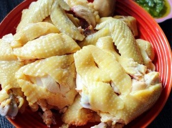 step9: 將雞身從側面分為上下兩半，然後分別將雞背和雞胸切成細件放在碟中。按喜好將<a href="https://bit.ly/3zHU5V3" target="_blank" data-keyword="雞翼" class="guide-link"><strong>雞翼</strong></a> <span style="display:inline-block;vertical-align:middle;margin-top:-3px;color:initial;border-radius:3px;padding:2px 3px;font-size:12px;line-height:14px;background:#87d300;color:#fff;">即買</span> 和雞脾切件鋪面，最後放上雞頭砌成一隻全雞。用熱的煮雞水淋滿全雞，再將水倒掉即可。