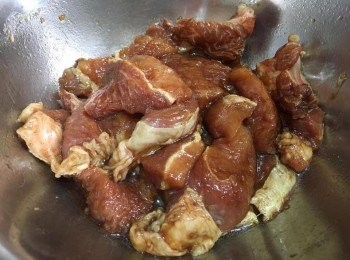 step1: 先將豬扒洗凈切件，然後用少許生抽、雞粉、糖、胡椒粉、生粉、紹酒、油、水攪勻醃約15-20分鐘左右
