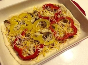 step8: 再舖上Mozzarella起士一層，再依序放上紅黃椒圈圈和鴻喜菇（也可加入其他配料）