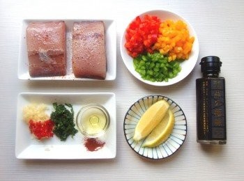 step1: 準備所有材料。將彩色甜椒及青椒都切成細丁狀，蒜頭及辣椒切末，香草類也切細碎狀。