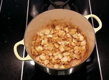 step10: 炒至洋蔥呈現透明狀時,加入蒜泥及薑末炒香,再加入咖哩粉以小火炒出香氣,這是美味的來源之一。炒的過程中慢慢拌炒,如有點黏鍋就稍微用鍋鏟刮起,待會加入高湯時就會融合...