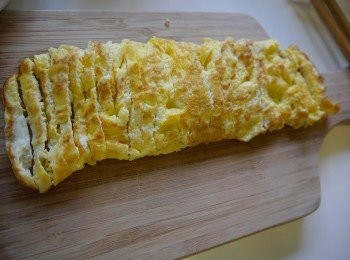 step4: *煎蛋皮，熟後撈起切段。