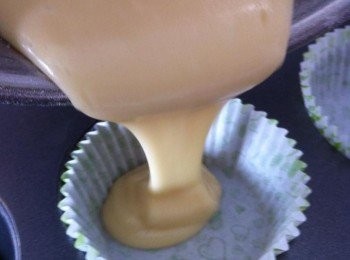 step3: 取出烘焙紙杯，把拌好的麵糊倒入8，9分滿。