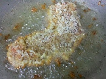 step6: 油燒至180度~轉中小火~放肉片進去油炸~等到金黃就翻面~再金黃~用筷子試一下有沒有熟~開大火逼出多餘的油~就可以起鍋~