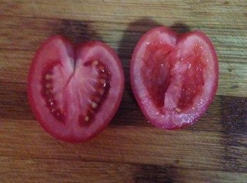 step3: 蕃茄也切略大一點的丁,籽要去掉以免影響口感喔～