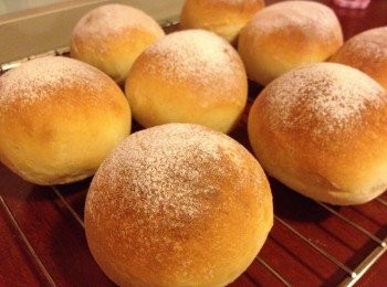 step7: 放涼後或之後想吃的時候用刀切半, 塗上牛油和煉奶, 焗180度上火3-5分鐘