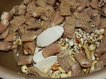 step1: 豬小腸洗淨後剪段，其他材料也洗一下，一起入內鍋