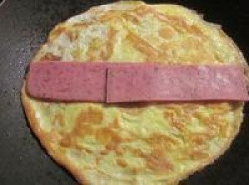 step3: 放入火腿片捲起切塊即可享用