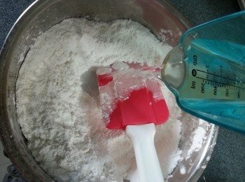 step3: 再慢慢加入水去攪成粉漿