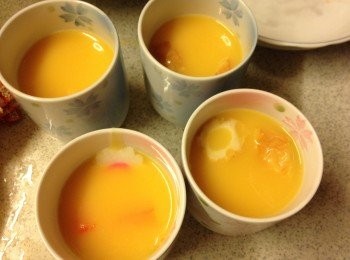 step4: 再倒入蛋液至8成滿, 蓋上保鮮紙, 以防倒汗水倒流入杯中