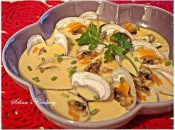 step3: 3. 慢慢倒入蛋漿，用錫紙蓋好碟面，然後用中火蒸8分鐘至全熟就完成啦！