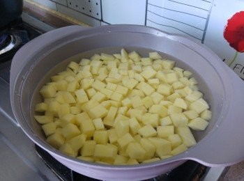 step4: 薯仔去皮洗淨， 切成約1.5cm丁方浸水中,  用大鍋煮滾水後下薯粒中火煮約7分鐘， (可按自己起歡薯粒的軟度微調烹煮時間）