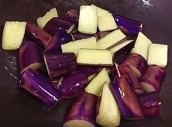 step1: 炒鍋內放入三大匙的油量 油熱後加入茄子略炸