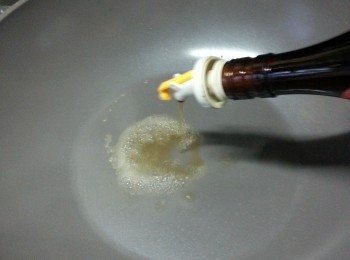 step7: 燒熱鑊,先讚少許紹興酒
