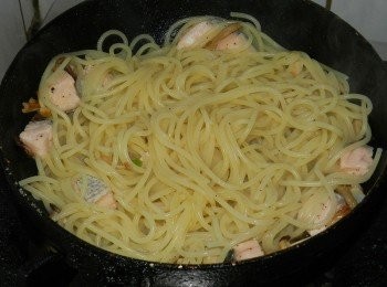 step6: 加入義大利麵拌炒一下就可以起鍋囉~