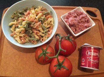 step1: 1. 通粉跟隨包裝說明，煮熟隔水備用。