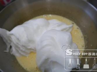 step3: 把1/2蛋白加入到蛋黄中，拌匀。篩入(B材料)低粉，拌匀。加入剩下的1/2蛋白切拌匀。