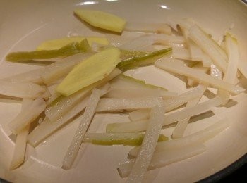 step2: 鑊面掃油爆香薑片和大頭菜。