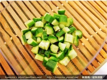 step3: 小黃瓜用清水洗淨後，逐一分切成適合入口的丁狀。