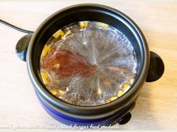 step3: 在鍋中陸續放入黑木耳養生露、鮮奶與玉米粒，並開小火來加熱。