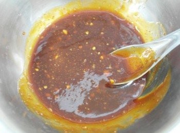 step3: 大容器中將<span class="group_3">醃料</span>混和攪拌~~ 我是用辣味烤肉醬所以沒有另外加辣椒^^ 如果用原味烤肉醬可以加半匙的辣椒醬唷~