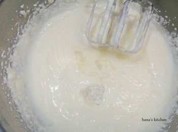 step7: 再依序將蜂蜜,檸檬汁,檸檬皮和鮮奶油也打發,最後將溶解的吉利丁粉也加入打發拌勻