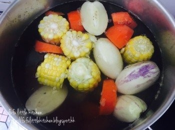 step2: 鍋中倒入約9碗水，將所有材料倒入。