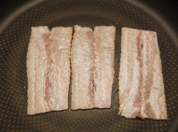 step3: 再來將培根煎熟後備用。