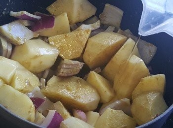 step6: 加入馬鈴薯及適量水分，大約煮八至十分鐘。