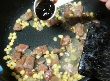 step7: 加入1湯匙蠔油炒勻,蓋上蓋焗約1分鍾待豬柳熟透(因蘆薈有水份,不用加水去焗)