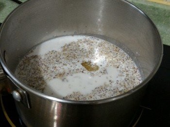 step1: 乾桂花沖洗後與鹽、冰糖和椰漿用小火煮至冰糖溶解。加入淡奶拌勻待涼備用。