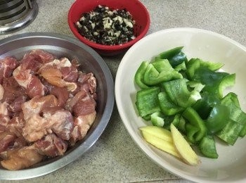 step1: 1. (先準備材料) 排骨沖水後瀝乾或用廚房紙印乾水份後加入醃料醃約1小時, 豆豉先用水浸洗1-2次後瀝乾備用, 蒜頭剁碎, (若喜歡豆豉原粒的, 可直接將豆豉及蒜蓉混合一碗中如上圖), 也可以混合蒜蓉及豆豉輕手剁碎備用, 青椒洗淨切中件, 薑切片備用