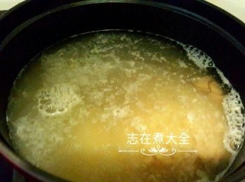 step3: 小鍋煮滾意大利飯包裝上所需水份，加入整包意大利飯連配料不停攪拌15分鐘 （各包裝意大利飯煮法可能有異，請細看包裝）