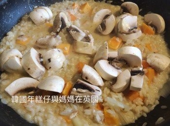 step6: 煮到米將近熟之前加入蘑菇，重覆之前步驟，直至米煮熟為止（如果要知道米的熟度可以久不久拿點來試一下，若果米不熟的話食落口會有粉粉地的口感，熟了的米食落不會粉的）