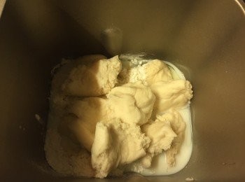 step2: 中種麵團發酵完成後, 取出中種麵團, 把主麵團材料連中種麵團撕碎放入麵包機內, 開動麵團模式, 直至完成