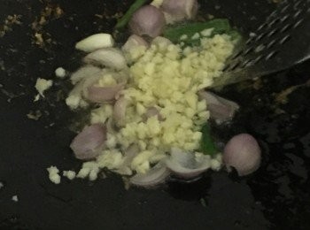 step5: 原鑊加少許油，爆香蒜蓉、乾蔥頭及蔥段至香味濃濃，再加入<span class="group_2">醬汁</span>中火快炒