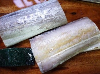 step1: 煎白帶魚之前，要先將魚皮用一小塊菜瓜布刷掉銀皮部分，洗淨切適當大小
