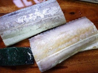 step1: 煎白帶魚之前，要先將魚皮用一小塊菜瓜布刷掉銀皮部分，洗淨切適當大小