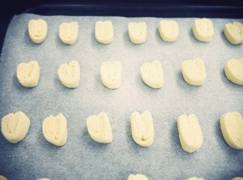 step6: 切成適當大小平均鋪在烤盤上，表面再撒些許砂糖。放入預熱180度烤箱烤約15分鐘即完成。