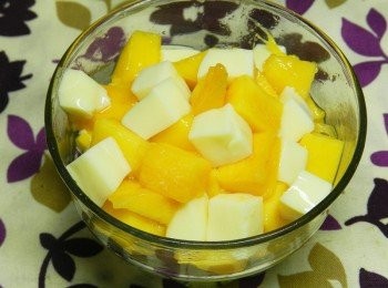 step1: 將桂冠芙蓉豆腐與芒果先切成正方丁，放置在冰淇淋杯中