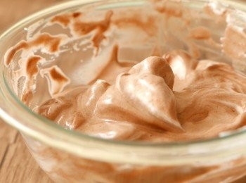 step11: 把蛋黃糊加入剩下的蛋白中，以切拌法拌至剛剛拌勻，不要過度攪拌。完成後的麵糊應該要可以保持形狀才叫成功。