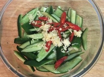 step3: 放入蒜泥和辣椒。