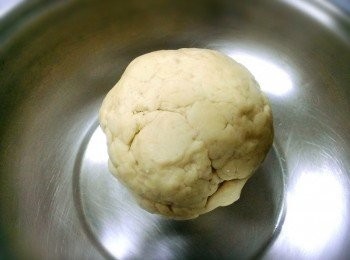 step2: 酵母先用水溶解加入中筋麵粉~糖~紅蔥油~水攪拌揉至三光~哈哈~我也可這麼說了~今天完全都是我一手揉出來滴~ (驕傲中................) 我用了偷懶的方式放進電過插著電給他發酵約20分鐘~第一次還有給他一點點小緊張捏~