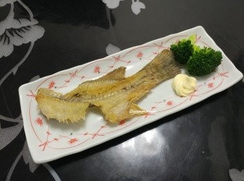 step8: 炸好的魚骨以日式沙律醬伴食， 風味無窮